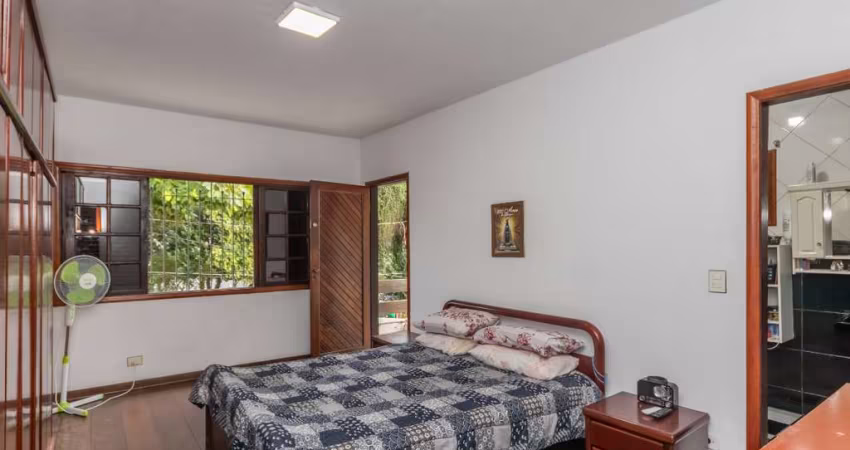 Casa de vila para venda com 5 quartos, sendo 3 suítes, 230m²