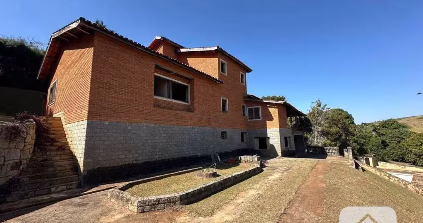 Unica casa terrea do condominio, planta amplae moderna. contendo 5 suites, sendo uma suite master com closed e banheira, amplo escritorio e uma sala p