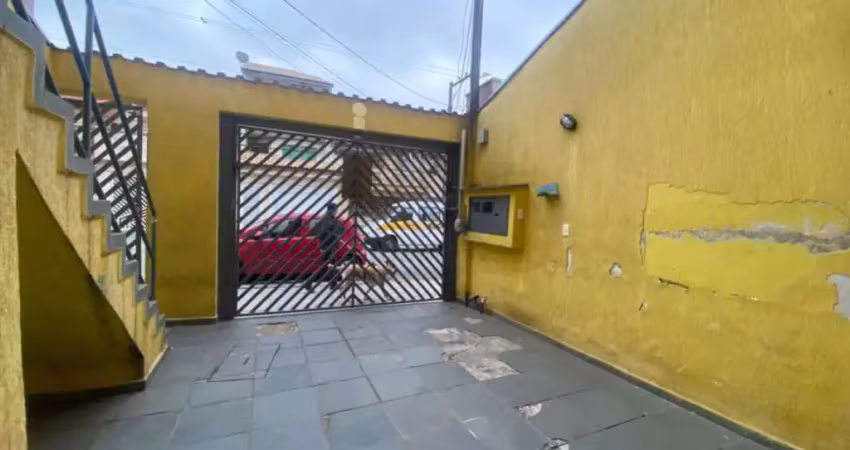 Sobrado de 296m² de área útil, sendo 3 dormitórios com 4 vagas de garagem