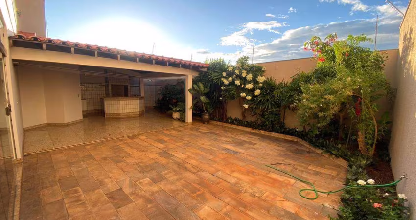 Casa - Sobrado Padrão, para Venda em Uberlândia/MG