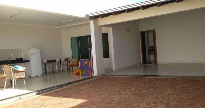 Casa - Padrão, para Venda em Uberlândia/MG