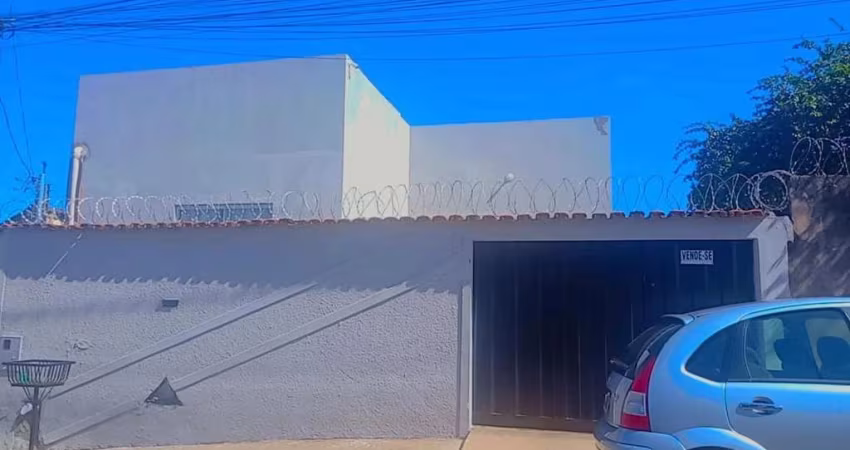 Casa - Padrão, para Venda em Uberlândia/MG