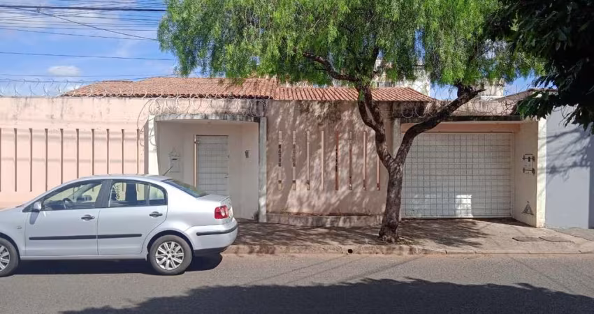 Casa - Padrão, para Venda em Uberlândia/MG