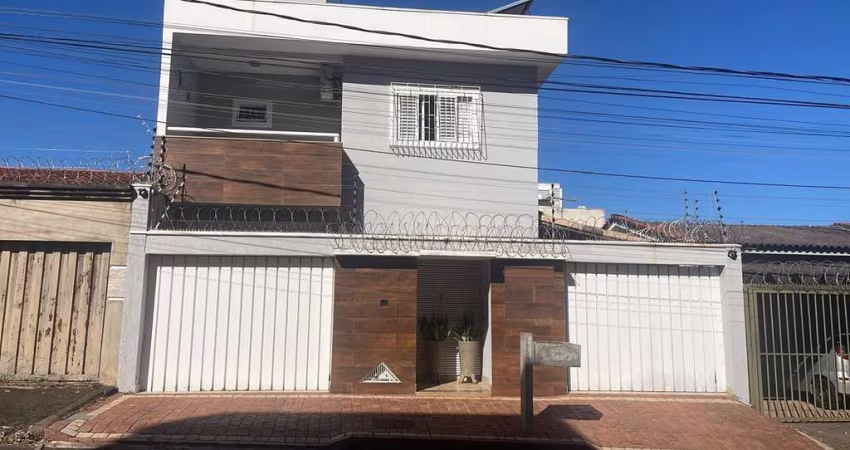 Casa - Sobrado Padrão, para Venda em Uberlândia/MG