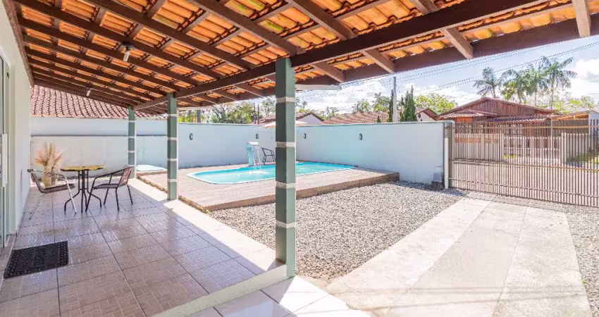 Excelente casa plana semi mobiliada com 4 quartos à venda no bairro guanabara em joinville - sc por r$ 600.000,00.