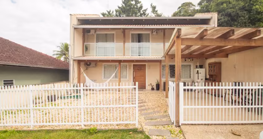 Sobrado com 03 quartos, sendo 02 suítes, à venda no bairro santo antônio em joinville - sc, por r$ 850.000,00