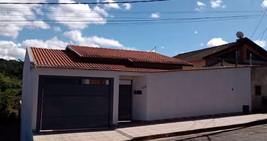 Casa com 3 dormitórios, 214 m² - venda por R$ 700.000,00 ou aluguel por R$ 4.500,00/mês - Colinas de Santa Bárbara - Pouso Alegre/MG