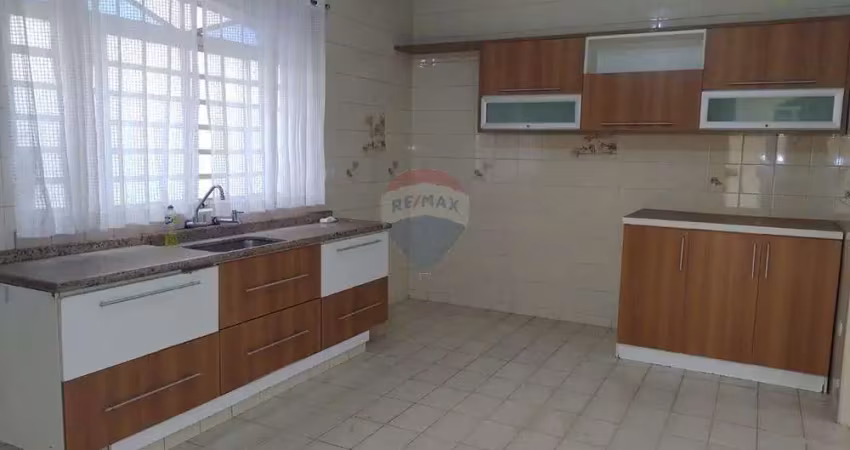 Sobrado espaçoso com edícula e área gourmet – ideal para família ou república!