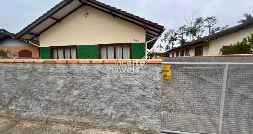 Casa para locação em local tranquilo e bem localizado