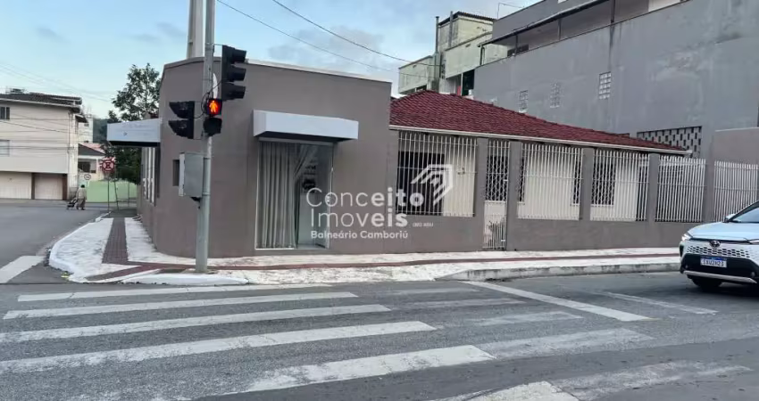 Casa de esquina com sala comercial (aceita permuta)