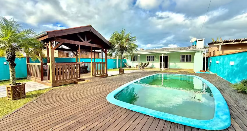 Casa á venda com piscina na praia – descanso e lazer garantido!