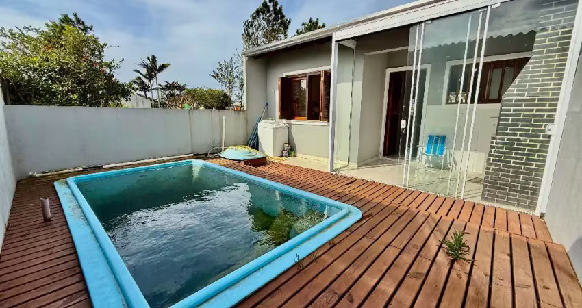 Conforto e lazer: casa geminada com piscina e churrasqueira