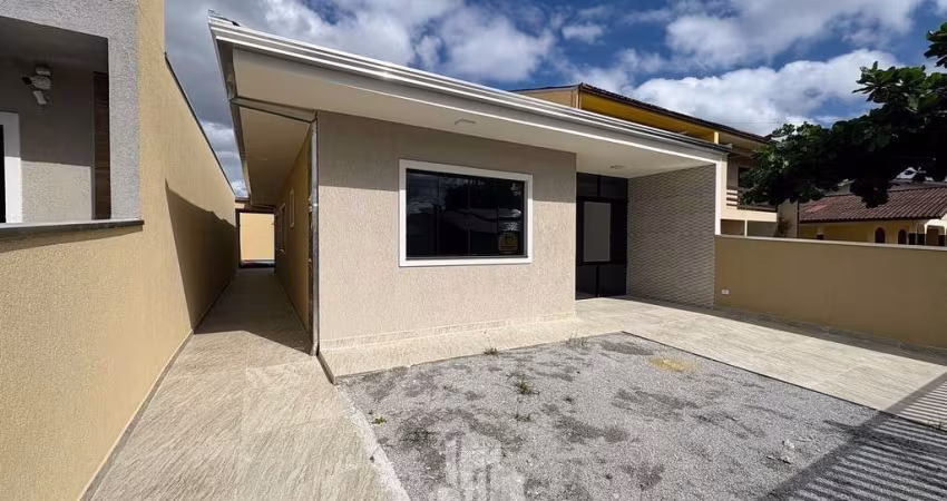 Casa com corredor lateral e piscina