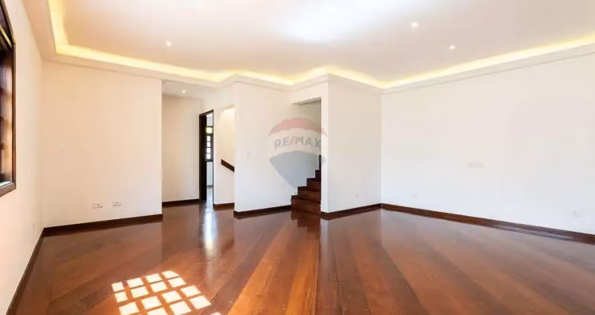 Casa à venda no bairro rio pequeno, 220 metros, 3 quartos, sendo 2 suítes, 4 banheiros e 3 vagas.