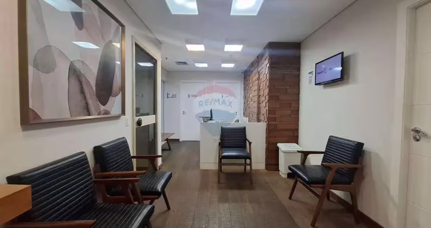 Conjunto comercial de 140 metros para locação com 6 salas, 3 vagas de garagem, 7 banheiros, recepção com sala de arquivo, sala de espera e copa.