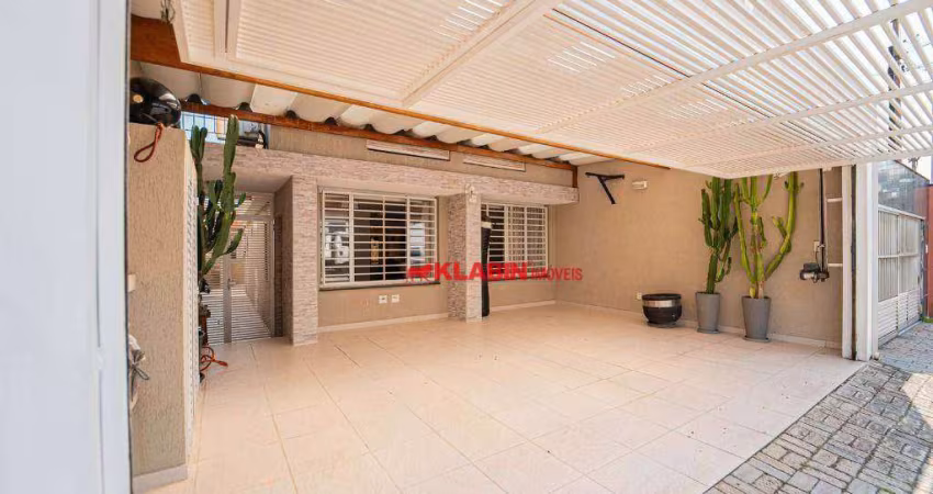 Belo Sobrado Reformado de 3 Dormitórios sendo 1 Suíte com 2 Vagas de Garagem Cobertas - 159m² de Área Construída - Quintal com Churrasqueira - Edícula