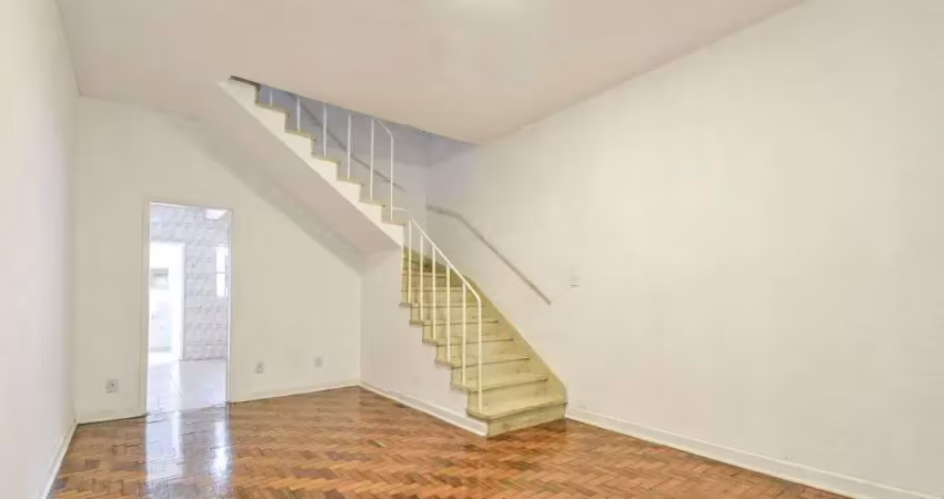 Sobrado de 2 quartos com 1 vaga de garagem - edícula com banheiro e pequeno quintal - 101m² de área construída - 1km do metrô saúde (13 min a pé)