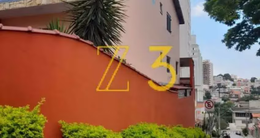 Lindo sobrado com 4 vagas de garagem em bairro tranquilo.