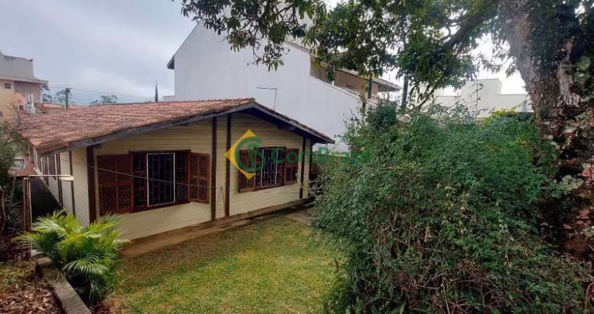 Casa de madeira com 3 dormitórios, Vila Suíssa, Mogi das Cruzes