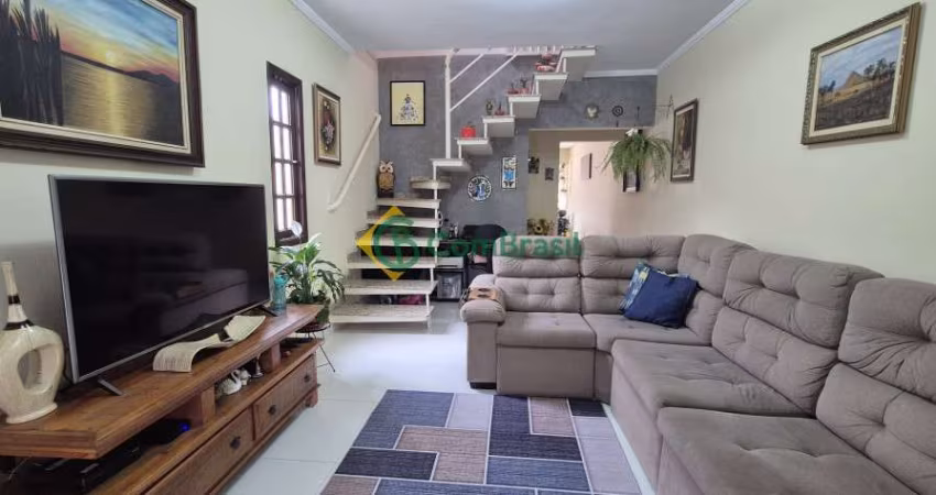 Venda sobrado 3 dormitórios, suíte, quintal com espaço para piscina bem localizada na Vila Oliveira - Mogi das Cruzes/SP