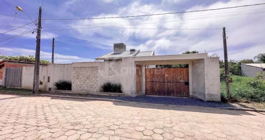 Casa com 3 dormitórios sendo uma suíte a venda em Piçarras
