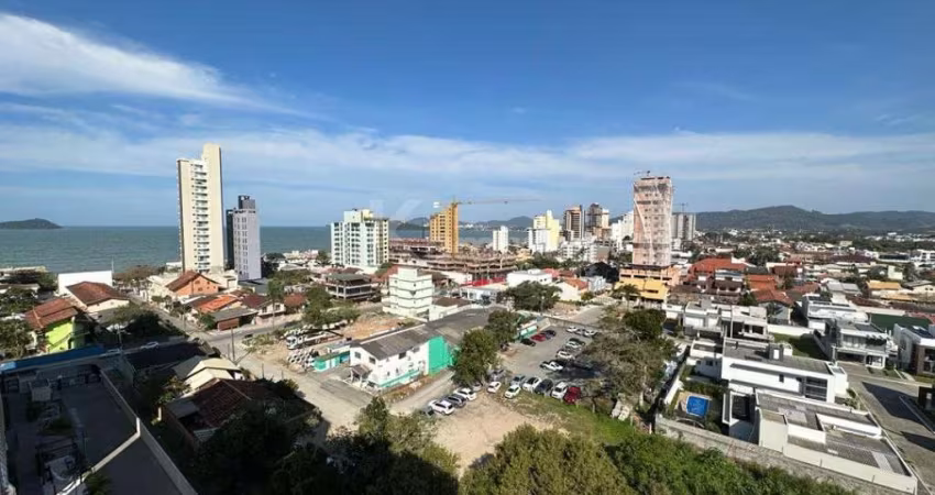 Apartamento mobiliado em Balneário Piçarras com vista mar, 2 quartos e ampla área de lazer.