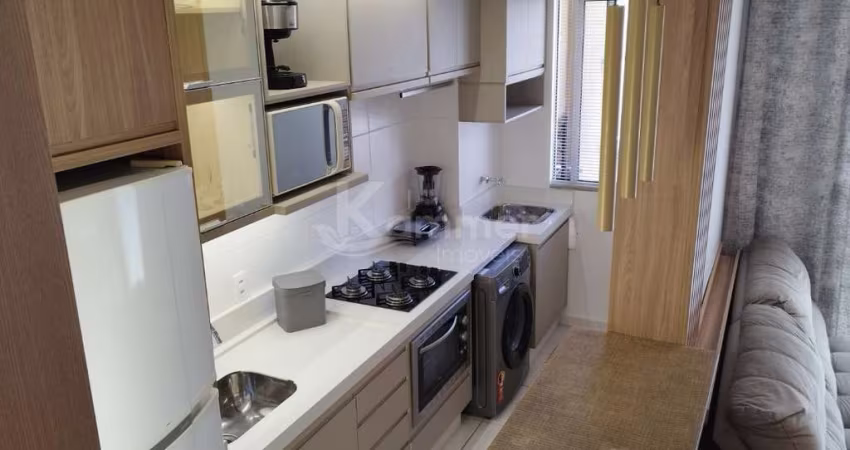 Desfrute da tranquilidade de morar no condomínio Vila Açoriana Comfort Club pé na areia. Apartamento finalmente mobiliado, equipado e decorado
