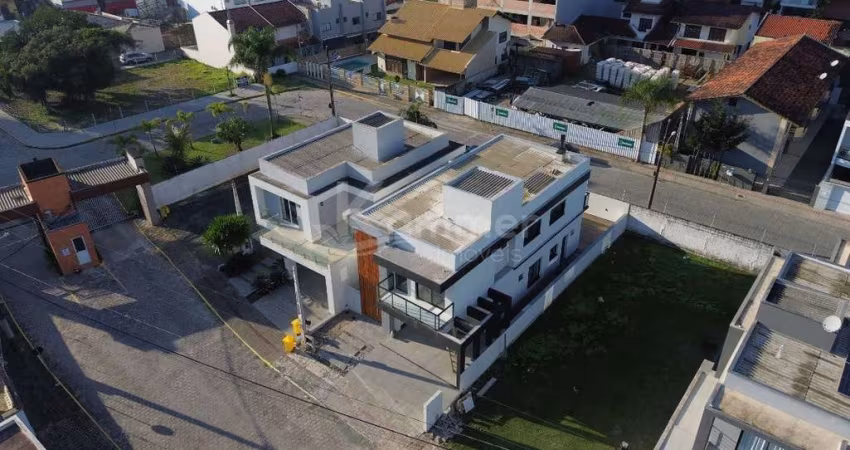 Casa com 5 suítes e piscina, alto padrão condomínio Portal do Sol no centro de Balneário Piçarras
