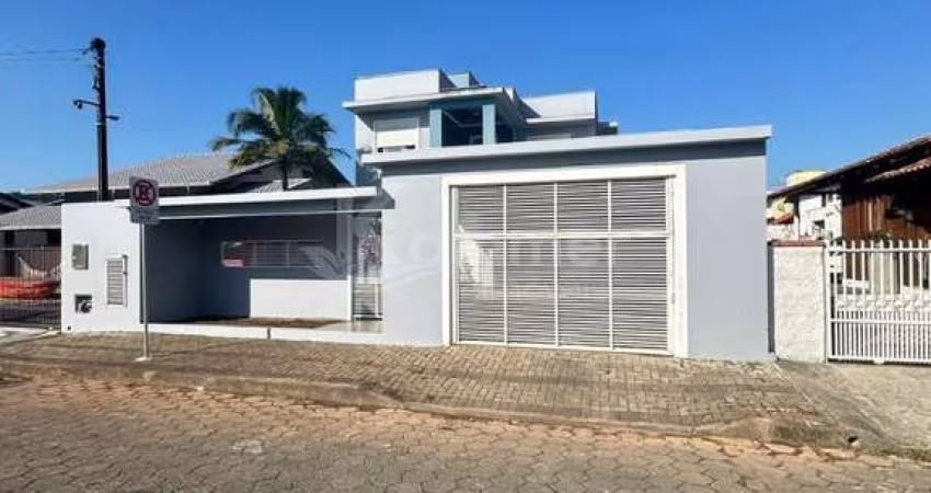 Casa mobiliada em Penha, 3 quartos sendo 1 suite com banheira, 400 metros do mar, piscina, área de festas.