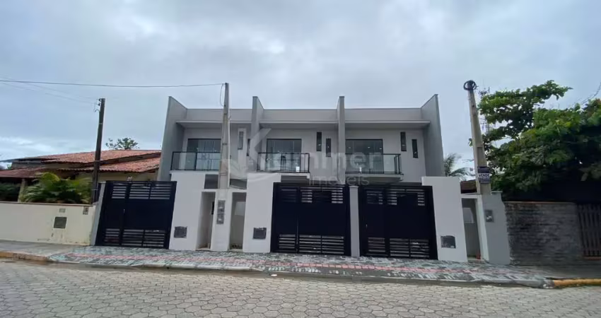 Sobrado com 3 dormitórios sendo uma suite a venda em Piçarras