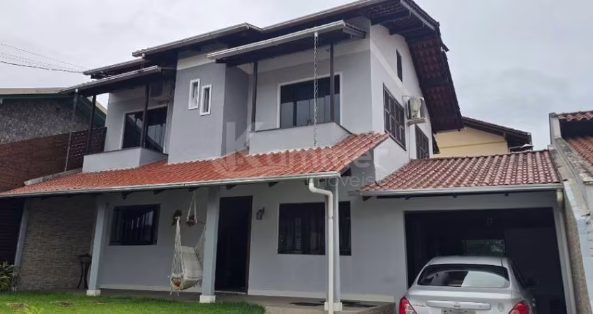 Casa à venda com 4 quartos e 3 vagas de garagem no Centro de Penha-SC!