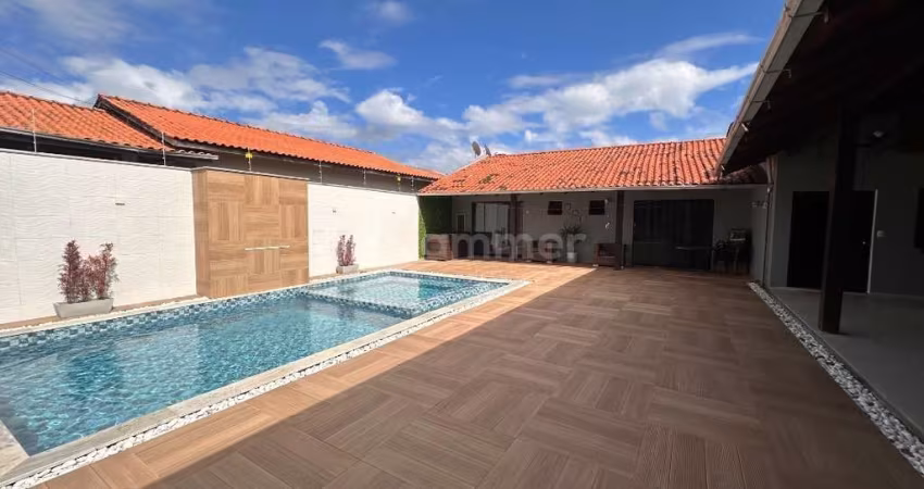 Linda casa com piscina à venda em Penha-SC, bairro Armação: 4 quartos, 1 suíte, 3 banheiros, 6 vagas, 100m².