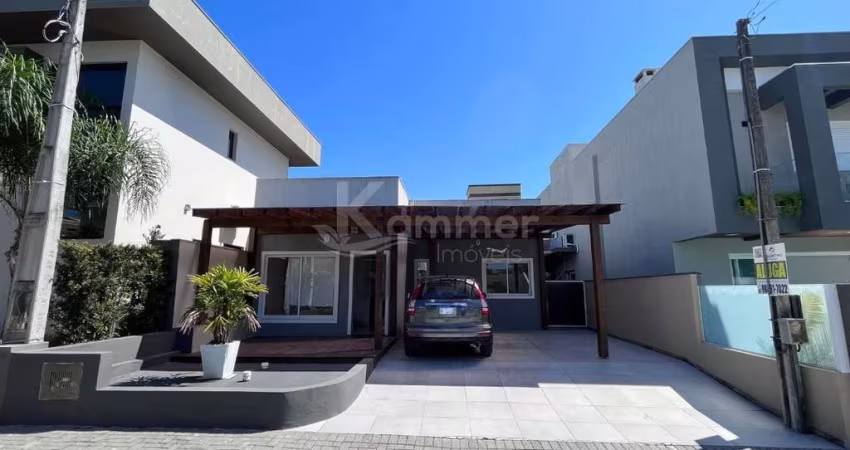 Casa em Condomínio de Luxo no Centro de Balneário Piçarras-SC: 3 Quartos, 1 Suíte, 3 Salas, 2 Banheiros, 2 Vagas de Garagem - 165m².