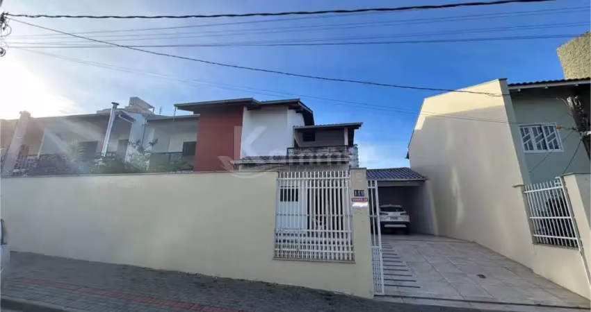 Sobrado quadra mar em balneário piçarras, mobiliado, com 3 dormitórios, 2 vagas de garagem, hidromassagem.