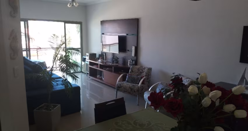Tudo amplo, são 115 metros úteis, uma quadra do mar