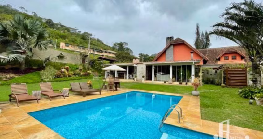 Imperdível oportunidade: Casa à venda em Teresópolis-RJ, bairro Albuquerque, 4 quartos, 2 suítes, 2 salas, 4 banheiros, 2 vagas, 150m². Venha conhecer!