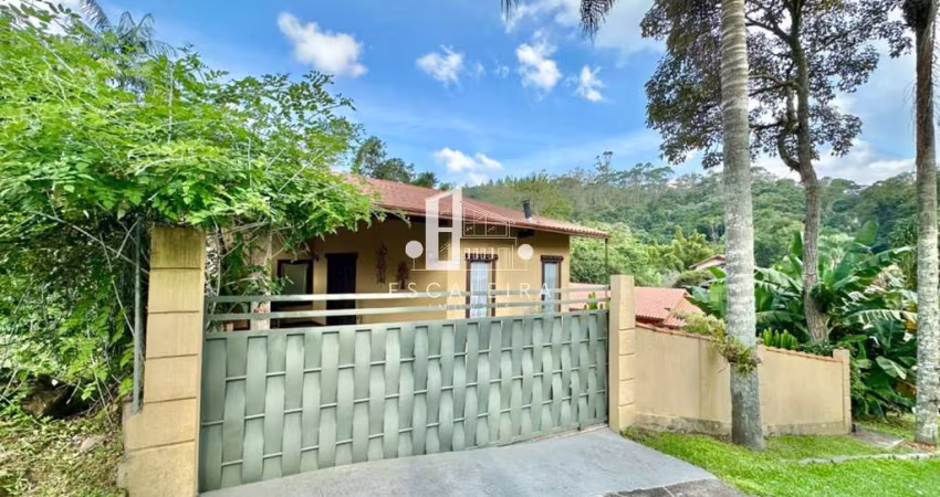 Casa térrea em condomínio: 2 quartos, 2 suítes, 3 banheiros, 2 vagas na Posse, Teresópolis-RJ - 90m²