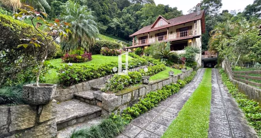 Magnífica Casa em Condomínio à Venda em Teresópolis-RJ, Bairro Carlos Guinle  5 Quartos, 1 Suíte, 2 Salas, 4 Banheiros, 6 Vagas, 322m².