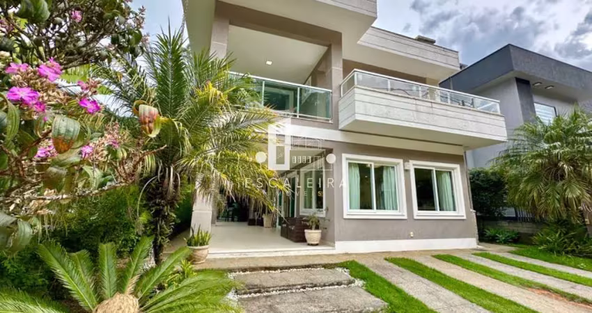 Luxuosa Casa em Condomínio à Venda em Teresópolis-RJ - 4 quartos, 4 suítes, 6 banheiros, 2 vagas, 319m² - Bairro Cascata do Imbuí.
