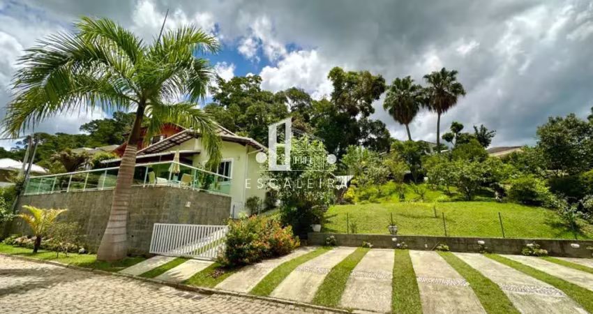 Casa em Condomínio de Alto Padrão na Cascata do Imbuí - Teresópolis-RJ: 3 quartos, 3 suítes, 5 banheiros, 7 vagas de garagem.