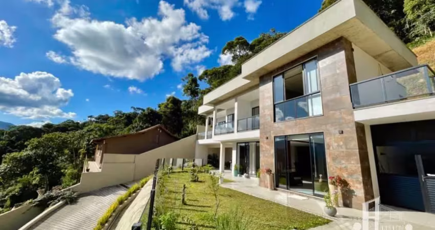 Casa em condomínio c/ ótima localização à venda na cidade de teresópolis rj