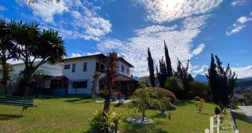 CASA DUPLEX EM CONDOMÍNIO À VENDA NO CENTRO DA CIDADE DE TERESÓPOLIS RJ