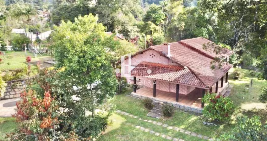 Imperdível! casa de 4 quartos e 2 suítes na granja guarani, teresópolis-rj. 235m² e 4 vagas de garagem. venha conferir!