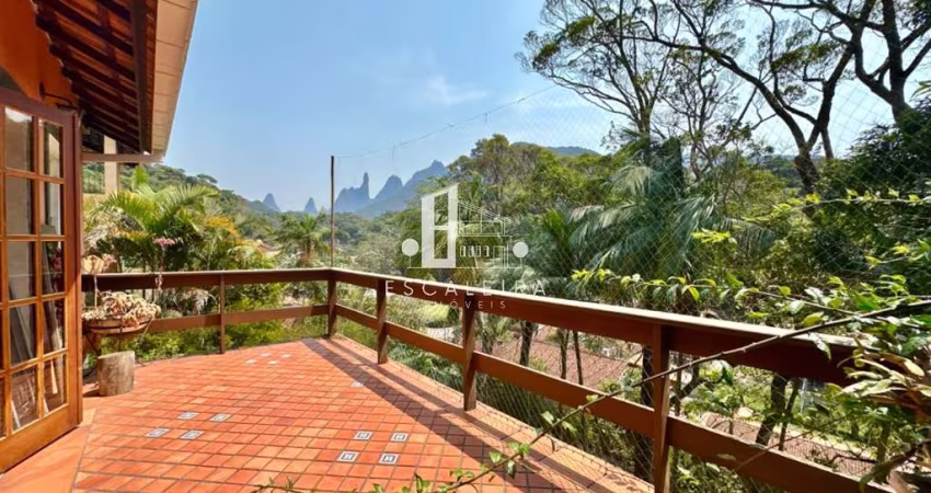 Casa em Condomínio em Teresópolis-RJ: 4 Quartos, 3 Suítes, 4 Banheiros, 2 Vagas de Garagem, 294m² de Área.