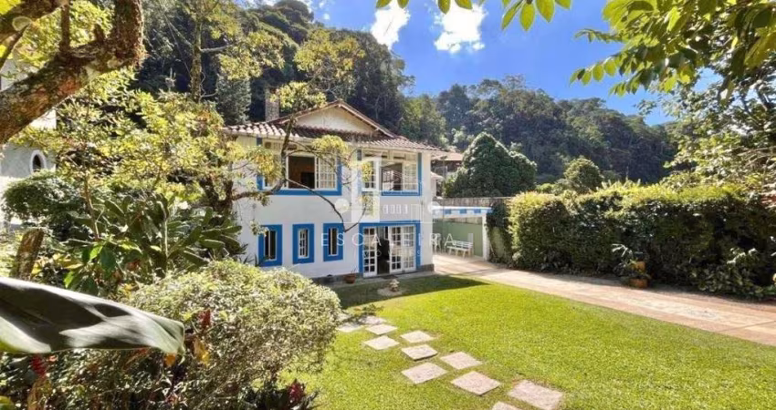 Casa em condomínio no bairro Carlos Guinle, Comary em Teresópolis-RJ: 5 quartos, 4 suítes, 6 banheiros, 4 vagas de garagem, 320 m².