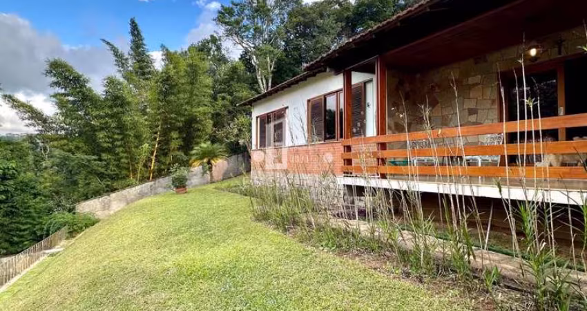 Casa à venda em Teresópolis-RJ, bairro Golfe: 3 quartos, 1 suíte, 3 banheiros, 2 vagas, 161,38 m². Venha conhecer!