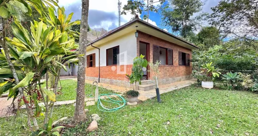 Casa à venda no Parque do Imbui, Teresópolis-RJ: 2 quartos, 1 sala, 2 banheiros, 1 vaga de garagem, 100m² de área. Confira!