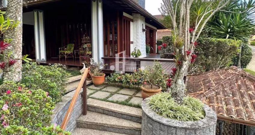 Casa com alto padrão em condomínio à venda em Teresópolis-RJ, Parque do Imbui: 4 quartos, 2 suítes, 5 banheiros, 1 vaga, 259m².