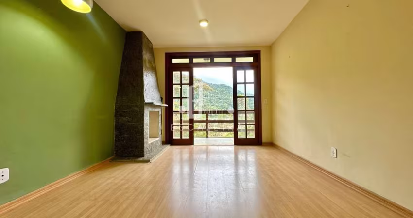Apartamento à venda em Teresópolis-RJ, bairro Albuquerque: 2 quartos, 1 suíte, 2 banheiros, 1 vaga de garagem, 65m².
