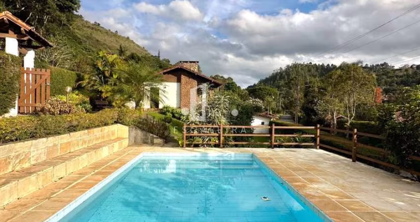 Casa em Condomínio à Venda em Teresópolis-RJ: 3 quartos, 3 banheiros, 3 vagas de garagem, 195m² de área no bairro Albuquerque.